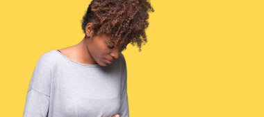 Güzel genç Afro-Amerikan kadın izole mide üzerinde el ile arka plan çünkü mide bulantısı, ağrılı hastalık hasta hissediyor. Ağrısı kavramı.