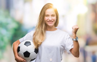 Duygu tezahürat futbol topu gurur çığlık ve zafer ve başarı çok heyecanlı, kutluyor izole arka plan üzerinde tutan genç güzel sarışın kadın