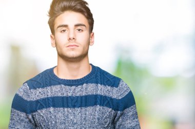 İzole arka plan gevşek yüzünde ciddi bir ifade ile genç yakışıklı adam. Basit ve doğal kameraya bakıyor.