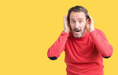 Her iki kulak jest, dedikodu için meraklı ellerde dinliyoruz izole arka plan üzerinde kış kazak giymiş yakışıklı orta yaş ağarmış komuta sizde. İşitme sorunu, sağır