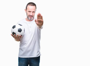 Orta yaş ağarmış komuta sizde açık eliyle dur işareti ile ciddi ve kendine güvenen ifade, savunma jest yapıyor izole arka plan üzerinde futbol futbol topu tutan
