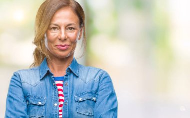 Orta yaş izole arka plan mutlu yüz çapraz silah kameraya bakarak ile gülümseyen kıdemli İspanyol kadın. Olumlu bir kişi.