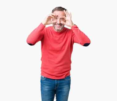 Parmaklarıyla, Uykulu ve sabah yorgunluk için yorgun gözlerini açmaya çalışırken izole arka plan üzerinde kış kazak giymiş yakışıklı orta yaş ağarmış komuta sizde