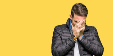 Yakışıklı adam üzgün ifade yüz eller ile ağlayarak süre kapsayan ile kış palto giyiyor. Depresyon kavramı.