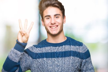 Yakışıklı delikanlı gösterilen ve parmakları ile işaret izole arka plan üzerinde üçüncü ise kendinden emin ve mutlu gülümseyerek.