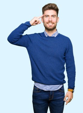 Genç yakışıklı bussines bir parmak, harika bir fikir ya da düşünce, iyi bellek ile baş gösteren gülen adam