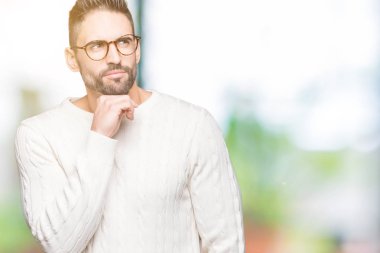 Çene düşünme hakkında soru, dalgın ifade üzerine el ile izole arka plan üzerinde gözlük takan yakışıklı delikanlı. Düşünceli yüzüyle gülümsüyor. Şüphe kavramı.