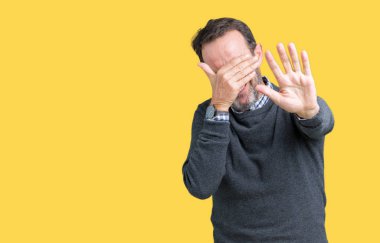 Yakışıklı orta yaş komuta sizde üzerinde bir kazak giyen izole elleriyle gözlerini kapsayan arka plan ve stop jest ile acı ve korku ifadesi. Utandım ve negatif kavramı.