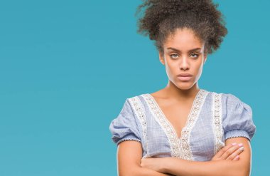 Genç afro Amerikan kadın izole arka plan şüpheci ve çapraz kolları olan yüzündeki gergin, onaylamayan ifade yüzünden. Negatif kişi.