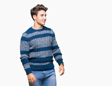 Yakışıklı delikanlı uzak tarafına yüzünde, doğal ifade gülümseme ile seyir izole arka plan üzerinde. Kendine güvenen gülüyor.