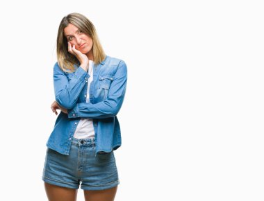 İzole arka plan düşünme seyir üzerinde genç güzel kadın yorgun ve sıkılmış çapraz silah depresyon sorunları ile.