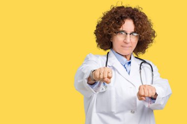 Orta ager kıdemli doktor kadın yüzünden kavga etmek izole arka plan kum yumruk, saldırgan ve kızgın saldırı, tehdit ve şiddet