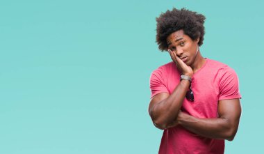 İzole arka plan düşünme seyir üzerinde Afro Amerikalı adam yorgun ve sıkılmış çapraz silah depresyon sorunları ile.