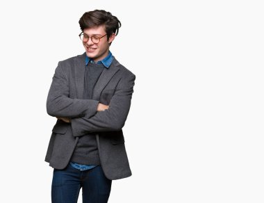 Genç yakışıklı iş adamı izole arka plan mutlu yüz ile gülümseyen üzerinde gözlük takan silah kameraya bakarak geçti. Olumlu bir kişi.