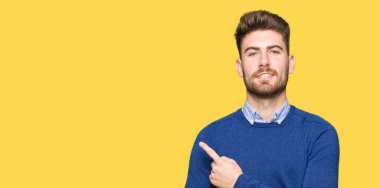 Genç yakışıklı bussines reklam, ciddi ve sakin yüz gösterilen yan el parmak ile işaret dostum