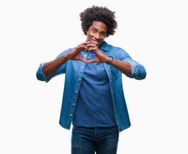 Kalp simgesi ve elleriyle şekil gösterilen aşık gülümseyen izole arka plan üzerinde Afro Amerikalı adam. Romantik kavramı.