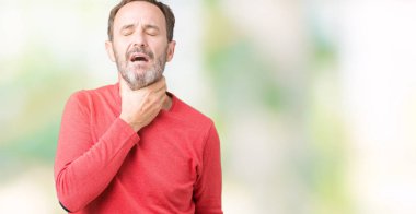 Yakışıklı orta yaş ağarmış komuta sizde giyen kış kazak izole üzerinde arka plan ağrılı boyun, boğaz gribi, kesek ve enfeksiyon için dokunaklı