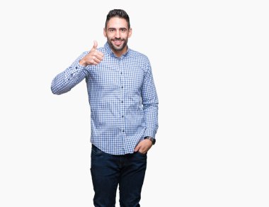 Yakışıklı delikanlı hareketi el ile mutlu yaşasın yapıyor izole arka plan üzerinde. Başarı gösteren kameraya bakarak ifade onaylama.