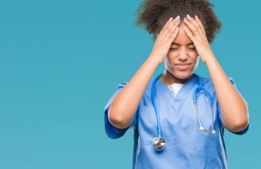 Genç afro Amerikalı doktor kadın izole arka plan çünkü umutsuz ve stresli baş ağrısı acı yüzünden acı ve migren. Ellerini kafasına.