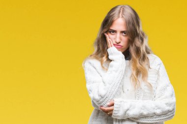 Seyir yorgun ve bıkkın ile depresyon sorun Çapraz kollar ile izole arka plan düşünme üzerinde kış kazak giyen güzel genç sarışın kadın.