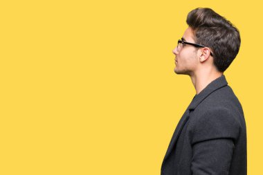 Genç yakışıklı zarif adam gözlük izole arka tarafına, seyir üzerinde dinlenmek doğal yüz emin gülümseme ile pozuyla profili.