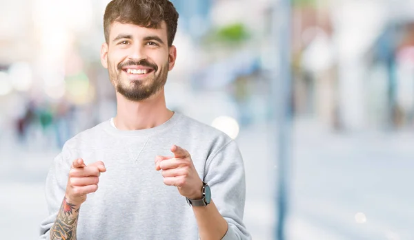 Joven Hombre Guapo Con Sudadera Sobre Fondo Aislado Señalando Los — Foto de Stock