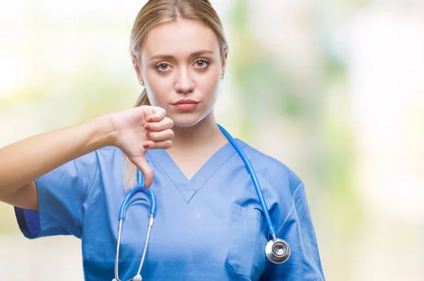 Jovem Cirurgiã Loira Médica Mulher Sobre Fundo Isolado Olhando Infeliz — Fotografia de Stock