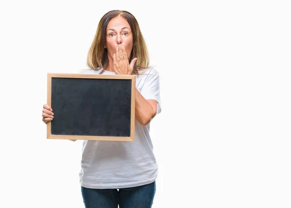 Mulher Hispânica Meia Idade Segurando Quadro Negro Sobre Fundo Isolado — Fotografia de Stock