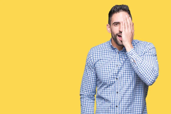 Joven Hombre Guapo Sobre Fondo Aislado Cubriendo Ojo Con Mano — Foto de Stock