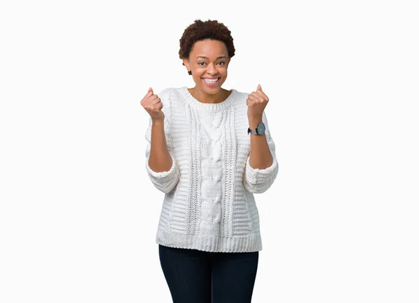 Mooie Jonge African American Vrouw Trui Dragen Geïsoleerde Achtergrond Vieren — Stockfoto