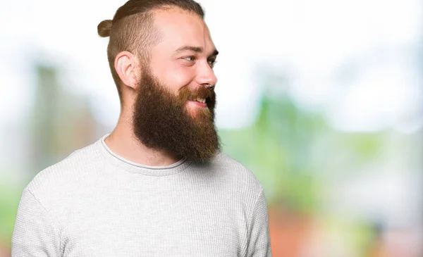 Junger Blonder Mann Lässigem Pullover Der Mit Einem Lächeln Gesicht — Stockfoto