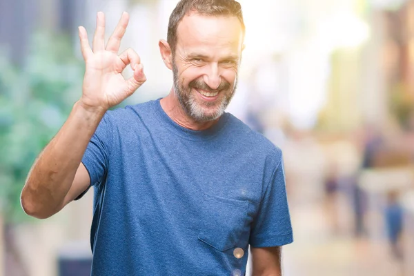 Edad Media Hoary Hombre Mayor Sobre Fondo Aislado Sonriendo Positiva —  Fotos de Stock