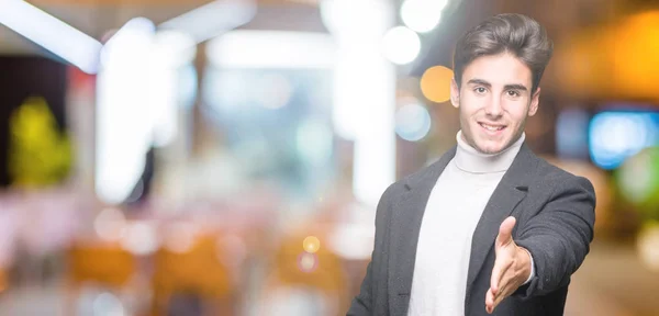 Joven Hombre Elegante Con Abrigo Invierno Sobre Fondo Aislado Sonriendo —  Fotos de Stock