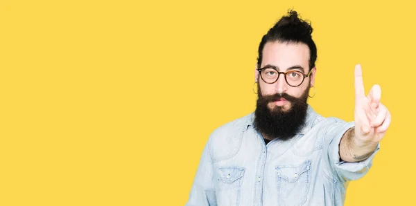Pemuda Hipster Pria Dengan Rambut Panjang Dan Jenggot Memakai Kacamata — Stok Foto