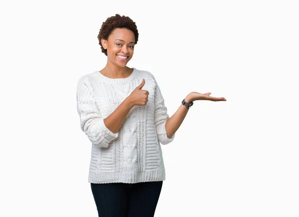 Linda Jovem Afro Americana Vestindo Suéter Sobre Fundo Isolado Mostrando — Fotografia de Stock