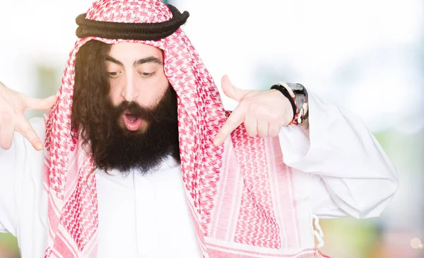 Arabe Homme Affaires Avec Les Cheveux Longs Portant Écharpe Keffiyeh — Photo