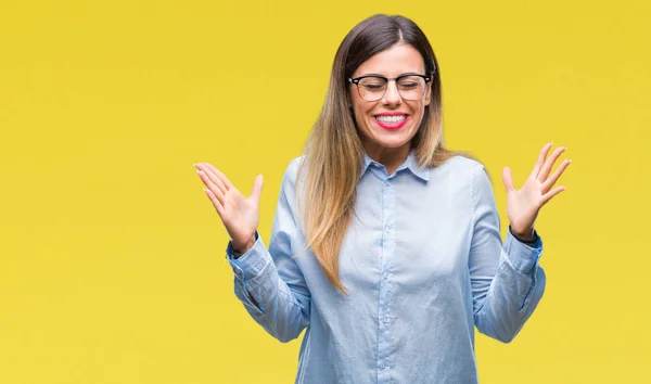 Joven Mujer Negocios Hermosa Con Gafas Sobre Fondo Aislado Celebrando —  Fotos de Stock