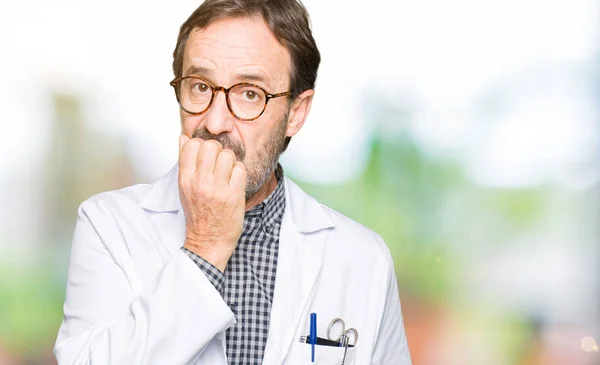 Medelåldern Läkare Män Bär Medicinsk Päls Ser Stressad Och Nervös — Stockfoto