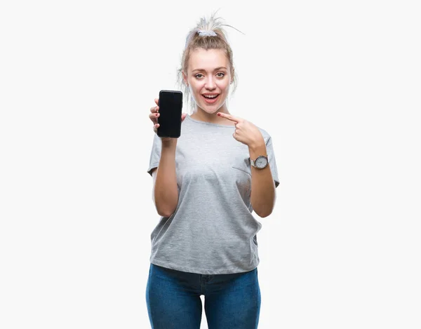 Unga Blonda Kvinnan Visar Skärmen Smartphone Över Isolerade Bakgrund Mycket — Stockfoto