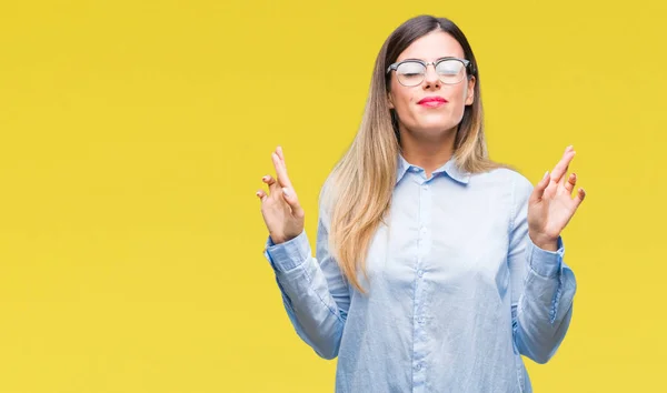 Ung Vacker Affärskvinna Glasögon Över Isolerade Bakgrund Leende Korsning Fingrar — Stockfoto