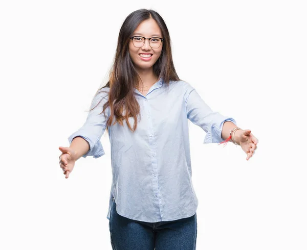 Jonge Aziatische Zakenvrouw Bril Geïsoleerde Achtergrond Kijken Naar Camera Glimlachen — Stockfoto