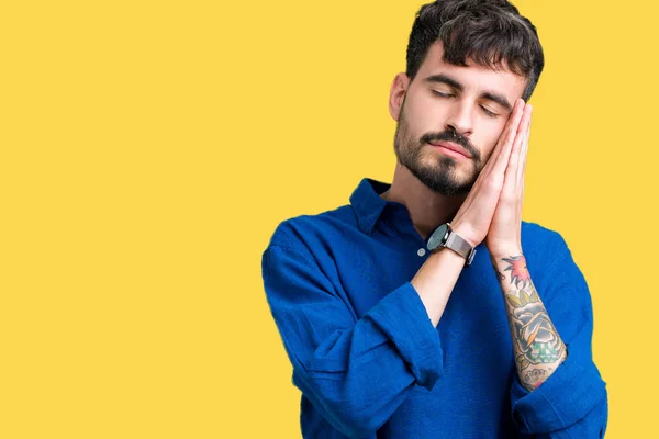 Joven Hombre Guapo Sobre Fondo Aislado Durmiendo Cansado Soñando Posando — Foto de Stock