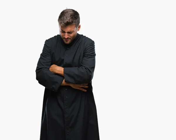 Mladý Katolický Křesťan Kněz Muž Izolované Pozadí Rukou Žaludek Protože — Stock fotografie