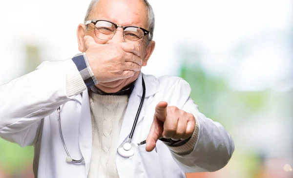 Guapo Médico Senior Vestido Con Abrigo Médico Riéndose Señalando Cámara —  Fotos de Stock