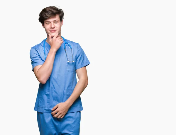 Jeune Médecin Portant Uniforme Médical Sur Fond Isolé Regardant Avec — Photo