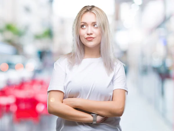 Jonge Blonde Vrouw Geïsoleerde Achtergrond Glimlachend Uitziende Kant Staren Weg — Stockfoto