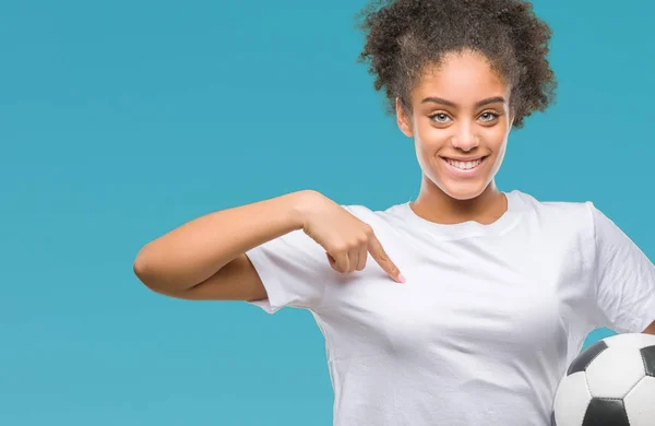 Joven Hermosa Afroamericana Sosteniendo Pelota Fútbol Sobre Fondo Aislado Con —  Fotos de Stock