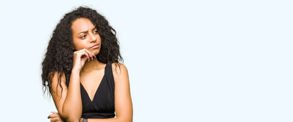 Menina Bonita Nova Com Cabelo Encaracolado Usando Saia Moda Com — Fotografia de Stock