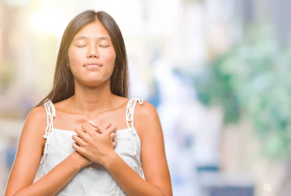 Mujer Asiática Joven Sobre Fondo Aislado Sonriendo Con Las Manos — Foto de Stock