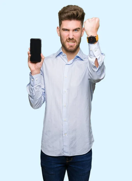 Junger Gutaussehender Mann Zeigt Smartphone Bildschirm Genervt Und Frustriert Schreien — Stockfoto